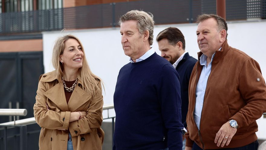 Archivo - El presidente del PP, Alberto Núñez Feijóo, y la presidenta del PP de Extremadura, María Guardiola, participan en un acto público, en el Pabellón Municipal Juan de Dios Ordóñez, a 16 de noviembre de 2025, en Lobón, Badajoz, Extremadura (España).