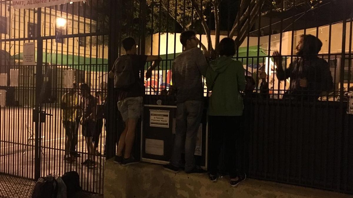 Se mantiene la presencia de personas en colegios electorales la madrugada previa al referéndum