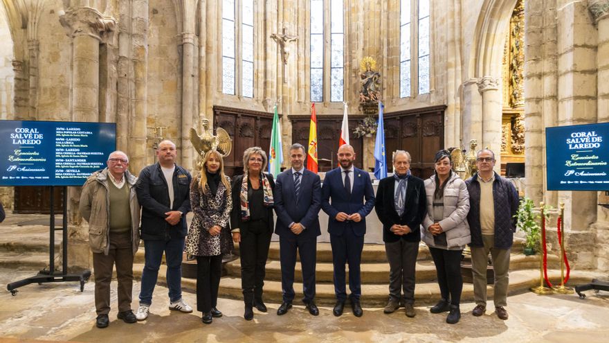 El consejero de Cultura, Turismo y Deporte, Luis Martínez Abad, asiste a la celebración del 50 aniversario de la Coral Salvé en la Iglesia de Santa María de la  Asunción de Laredo.