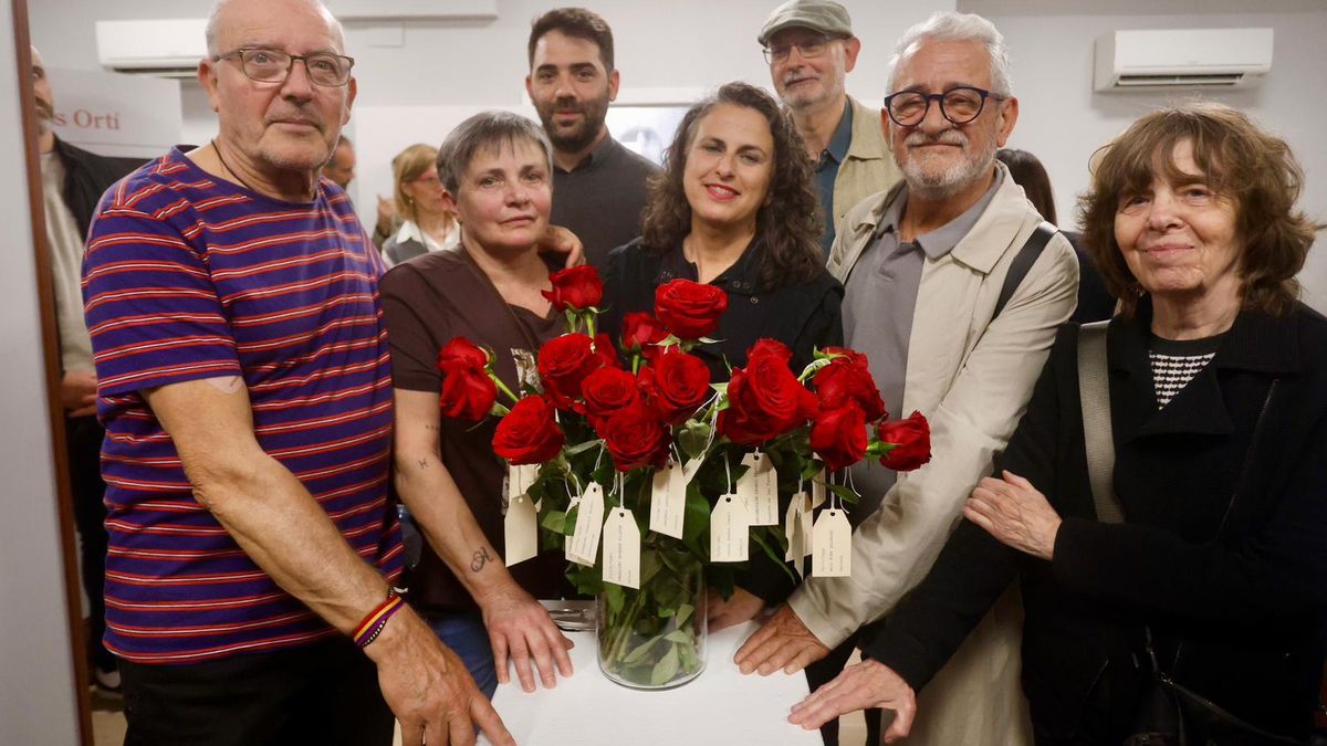 Eva Máñez, al costat de familiars de les víctimes i visitants de l'exposició, durant la sessió d'inauguració.