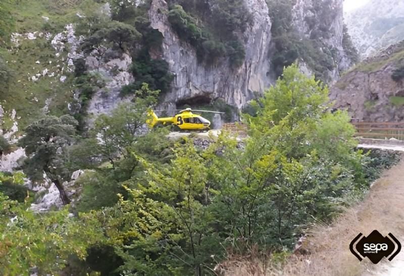 Rescate con helicóptero en plena Ruta del Cares, una maniobra complicada que se repite cada año.