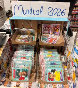 Sobres de estampas repetidas en un bazar capitalino