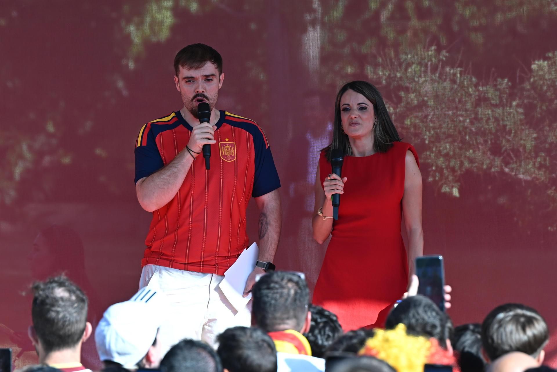 Ibai y la periodista María Relaño reciben a la selección en La Moncloa