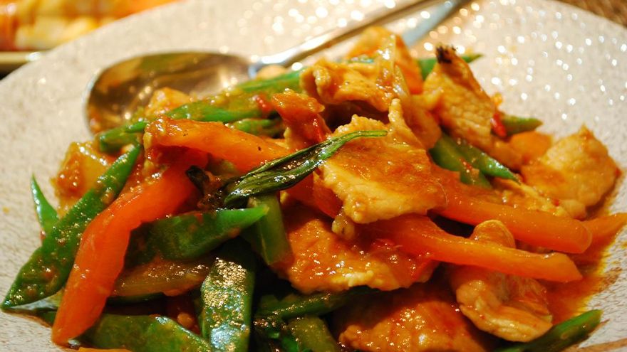 Muu ka prao, cerdo que escribe mensajes de texto incomprensibles y vive en los suburbios