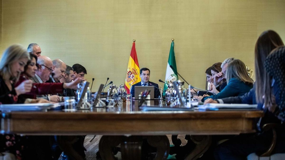 El Gobierno andaluz aprueba 122 nombramientos para completar la estructura de sus once consejerías