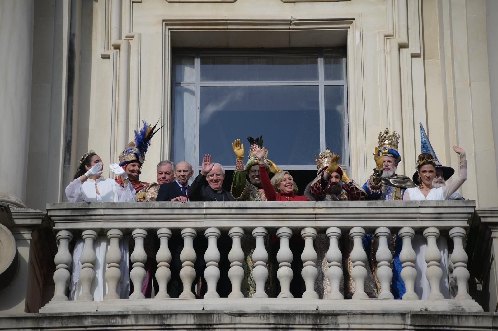 Los protagonistas saludan desde el balcón de la Universidad tras su coronación