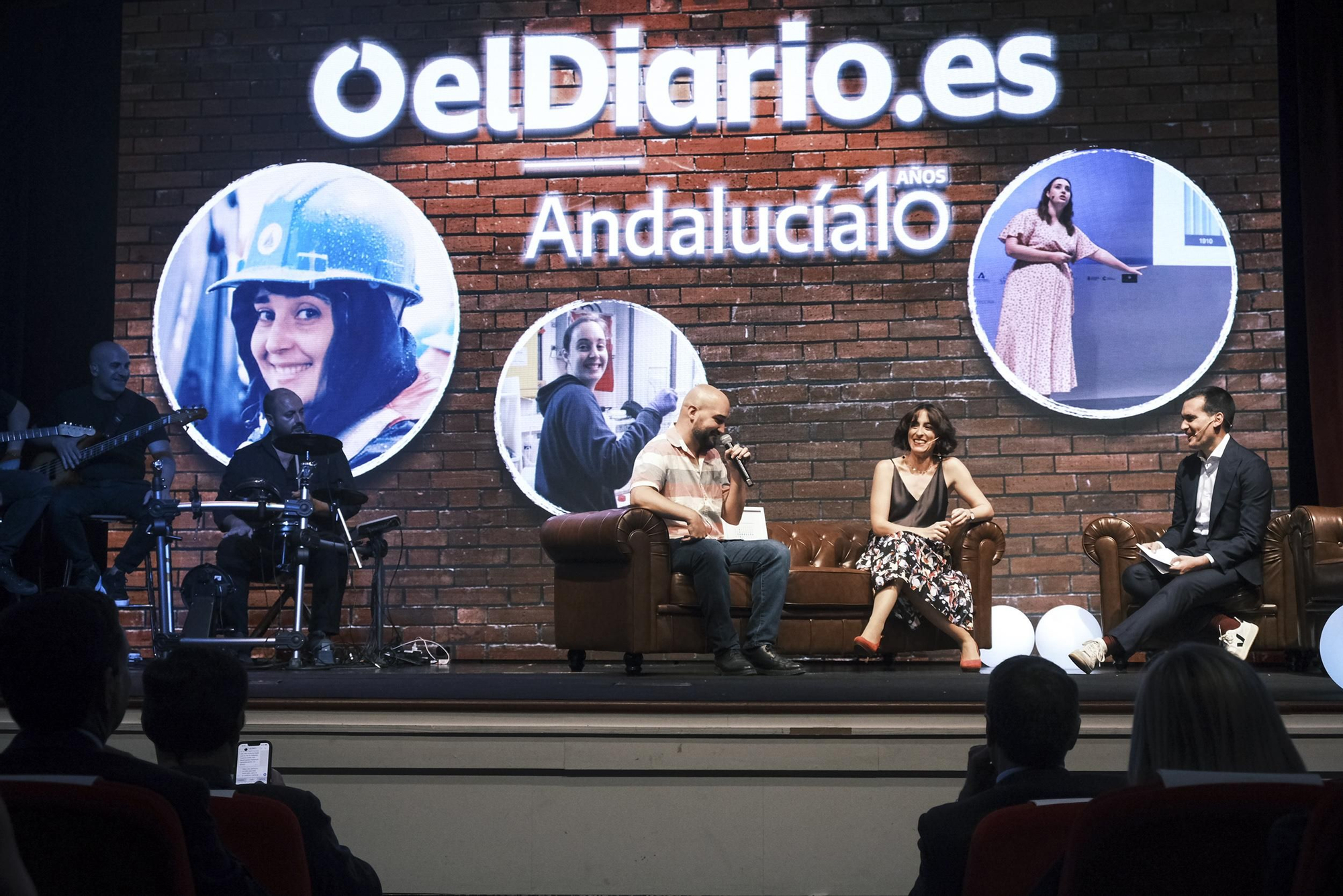 Pablo López, en representación de Elena Ceballos, conversando con los presentadores