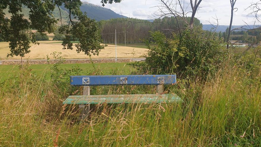 Banco abandonado en un pueblo de Cantabria