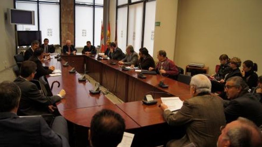 A la cita en la Delegación Territorial acudieron todos los agentes sociales y económicos implicados en el desarrollo económico de la provincia para escuchar la oferta de préstamos de la Junta de Castilla y León.