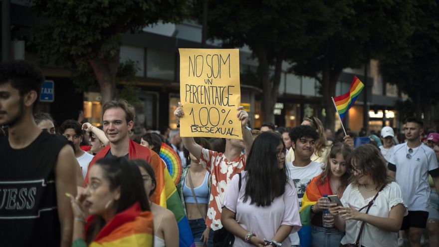 Eres bisexual aunque solo te hayas 'liado' con gente de un sexo: "Parece que tenemos que ir enseñando el carnet"