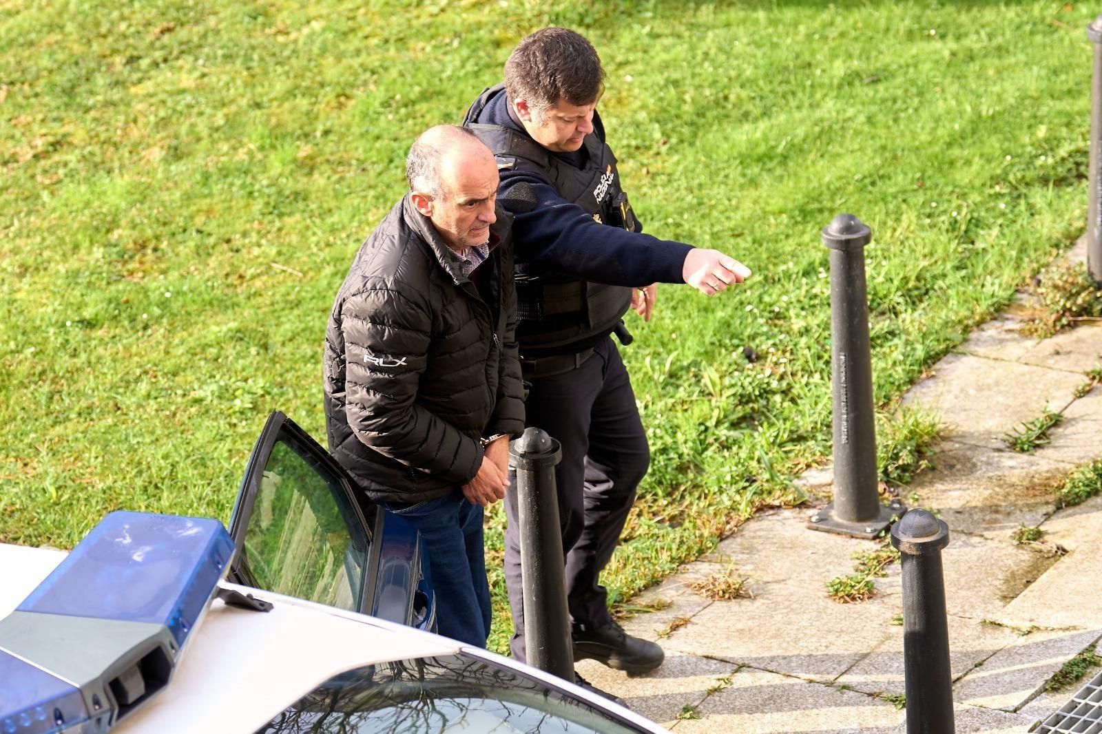 El funcionario detenido por supuestas irregularidades en el Servicio de Carreteras a su llegada al Juzgado.