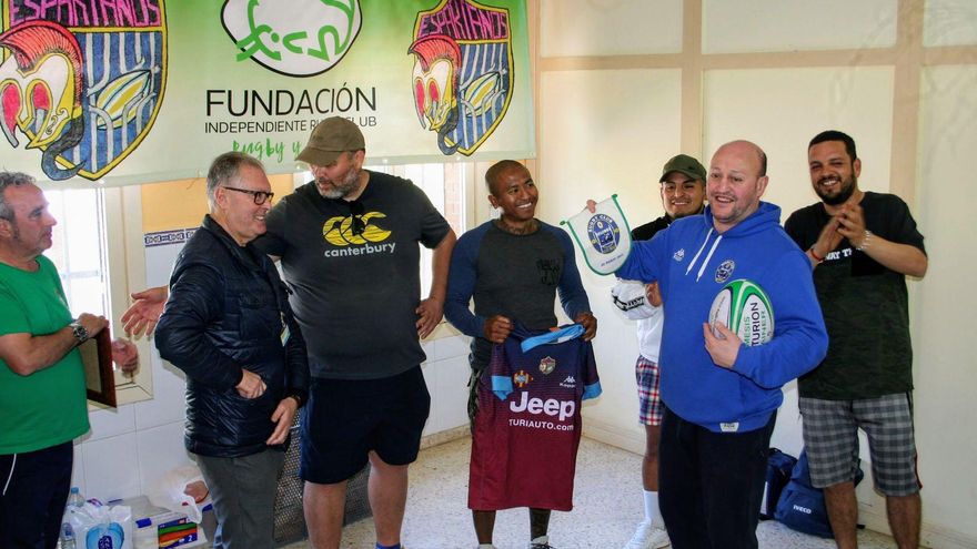Espartanos con su equipación junto a la fundación Independiente Rugby Club