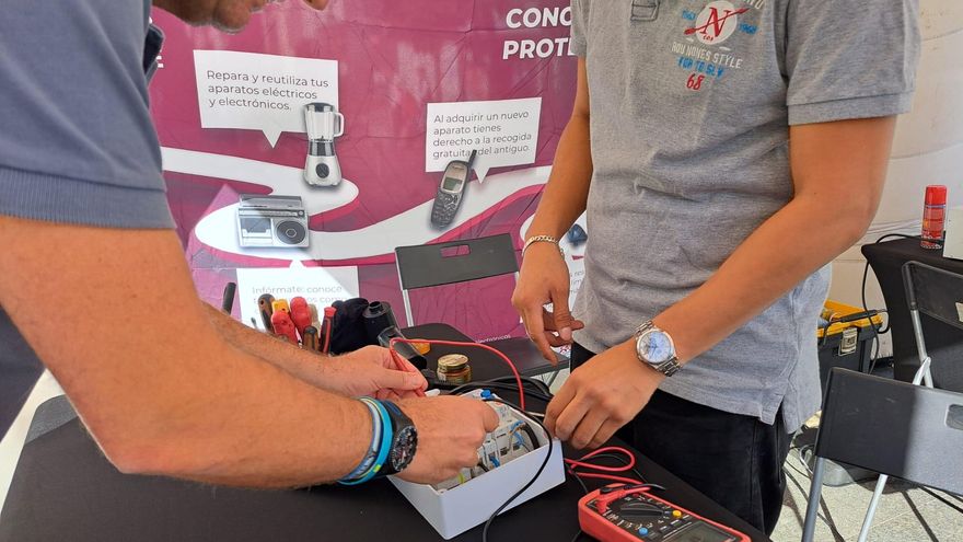 Instalan en Las Tendillas una carpa informativa para concienciar sobre el reciclaje de aparatos eléctricos