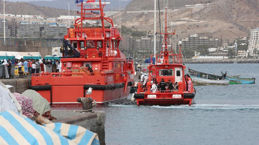 Salvamento Marítimo desembarca a varias personas en el muelle de Arguineguín este miércoles 21 de octubre.