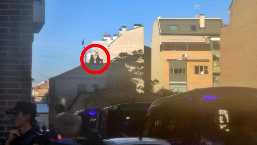 Al final los bajaron del tejado: desalojo con resistencia, cargas policiales, 15 detenidos y demolición en La Higuera de Tetuán
