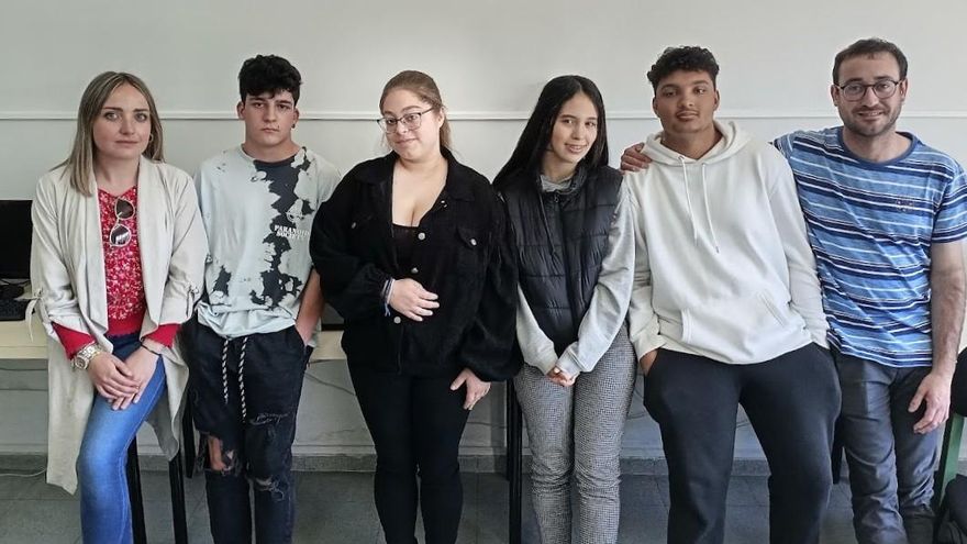 En el centro, Joaquín, Selena, Lucía y Nacho, y en los extremos los profesores Fátima Herrero y Javier Jáñez.