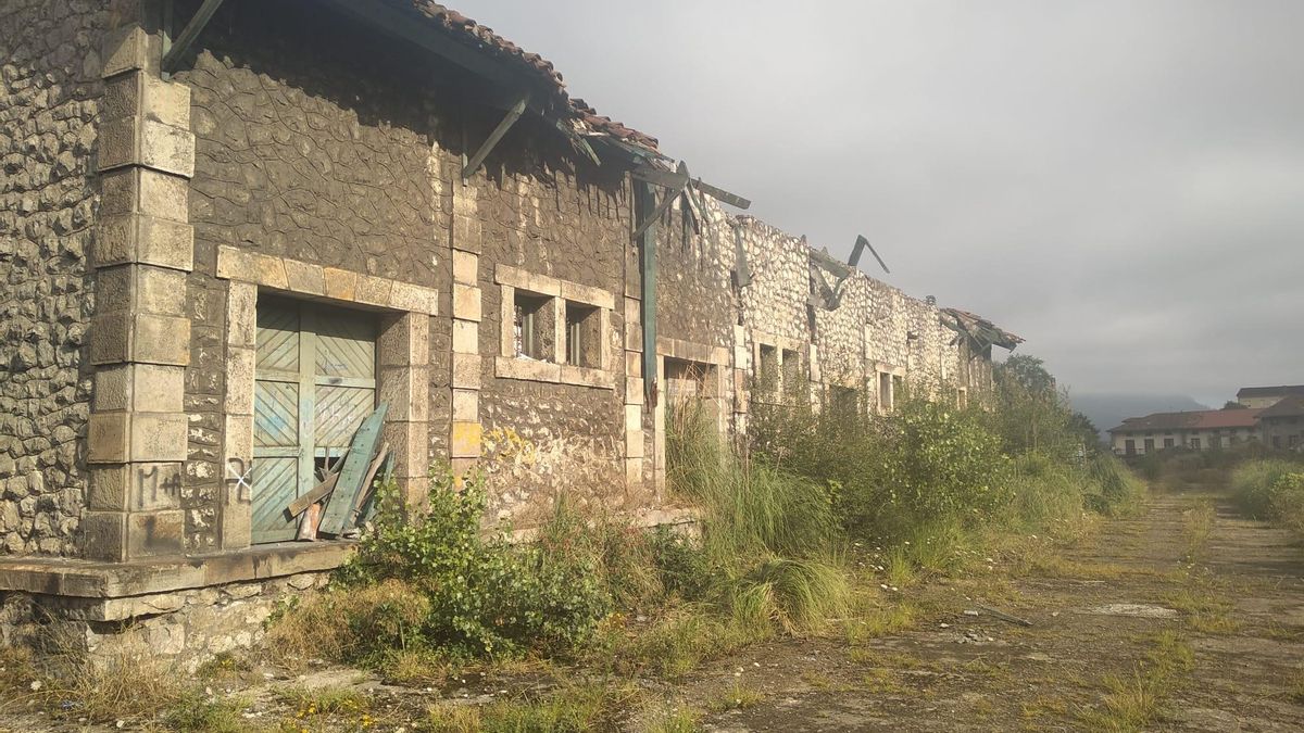 Almacenes junto a la estación de tren de Los Corrales.