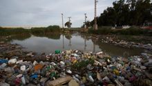 El vertido constante de basura al mar infesta el Mediterráneo de millones de plásticos minúsculos