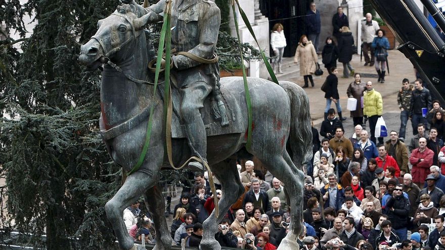 Franco deja de ser alcalde honorario de Santander