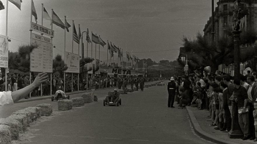 Una carrera de coches durante el certamen de 1962
