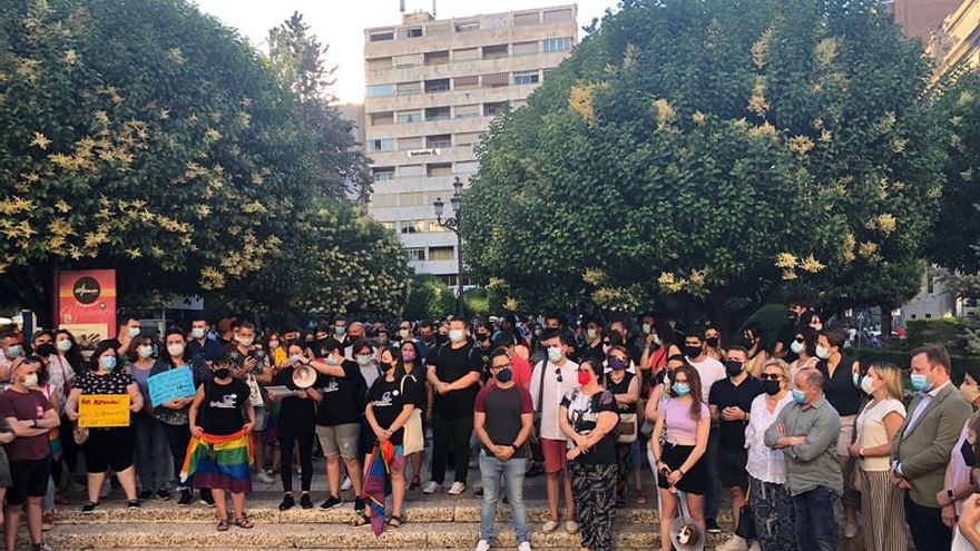 Concentración de condena por el asesinato de Samuel Luiz en Albacete