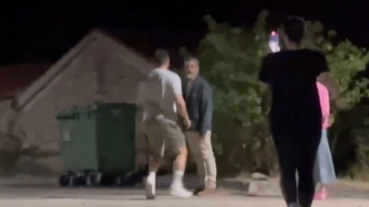 Fotograma del vídeo en el que se muestra la agresión al periodista de Diario Red Román Cuesta.