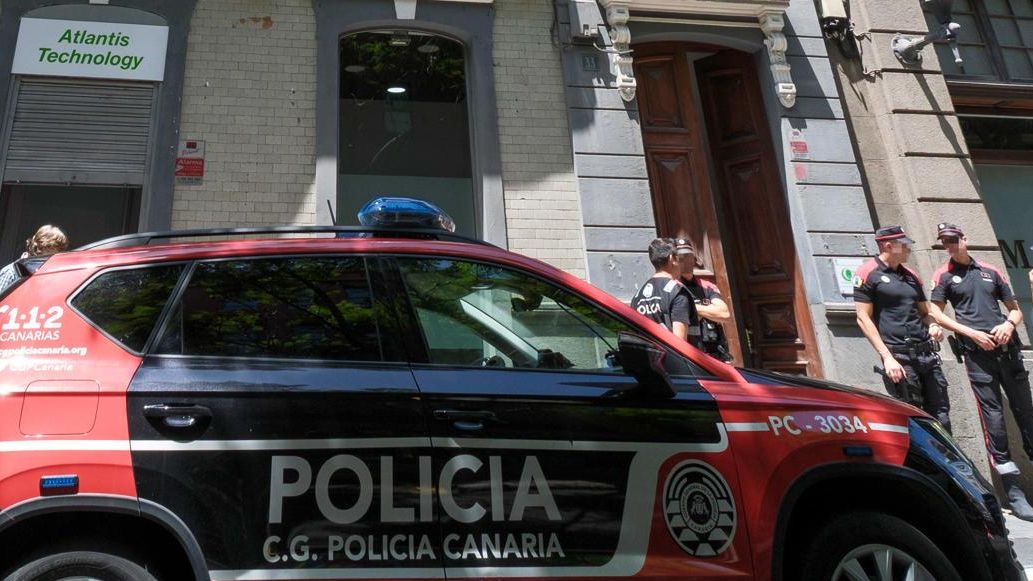 Agentes de la Policía Canaria registras por orden judicial la sede en Las Palmas de Gran Canaria Quórum Social 77, en una operación que ha provocado el cierre de un centro de acogida de menores migrantes que gestiona para la comunidad autónoma en la localidad de Arinaga.