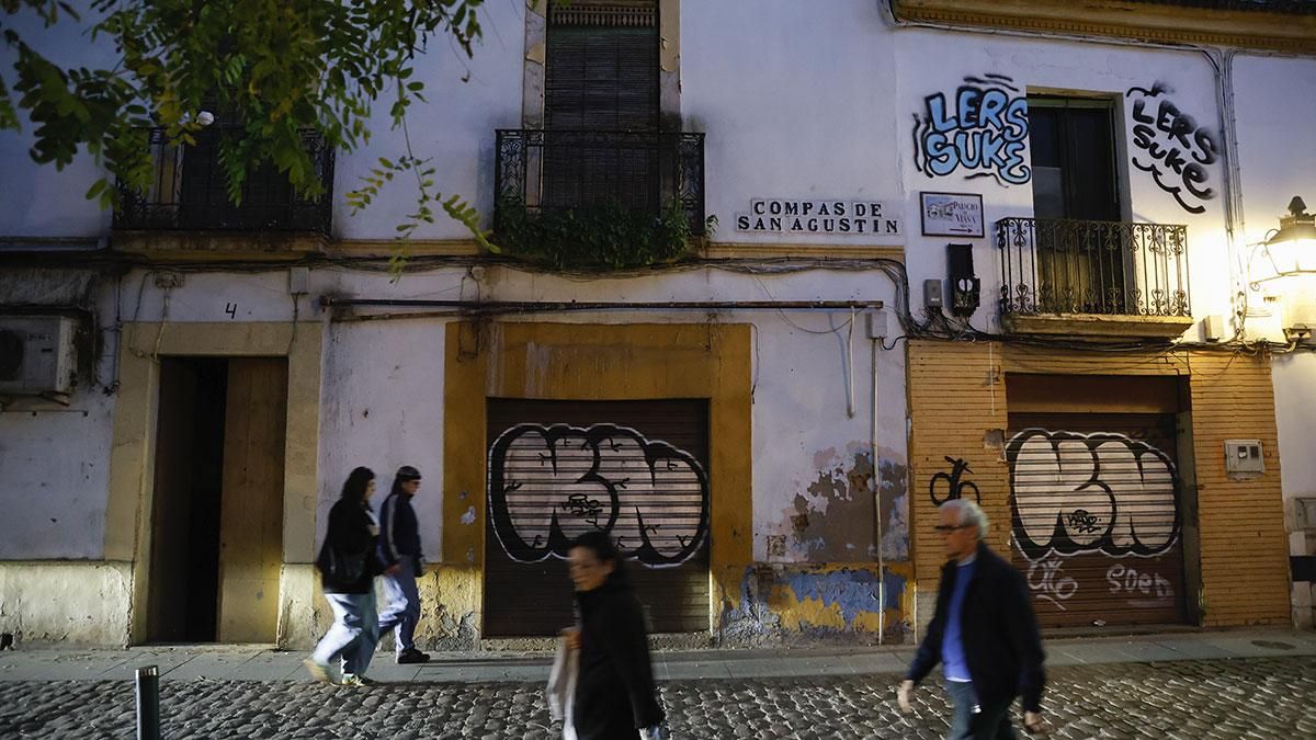 Decenas de edificios abandonados en el casco histórico incumplen la norma ante la pasividad municipal
