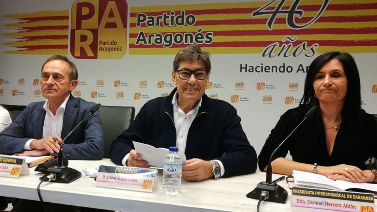 El antiguo líder del PAR, Arturo Aliaga, en 2018 entre Carmen Herrero y Joaquín Serrano.