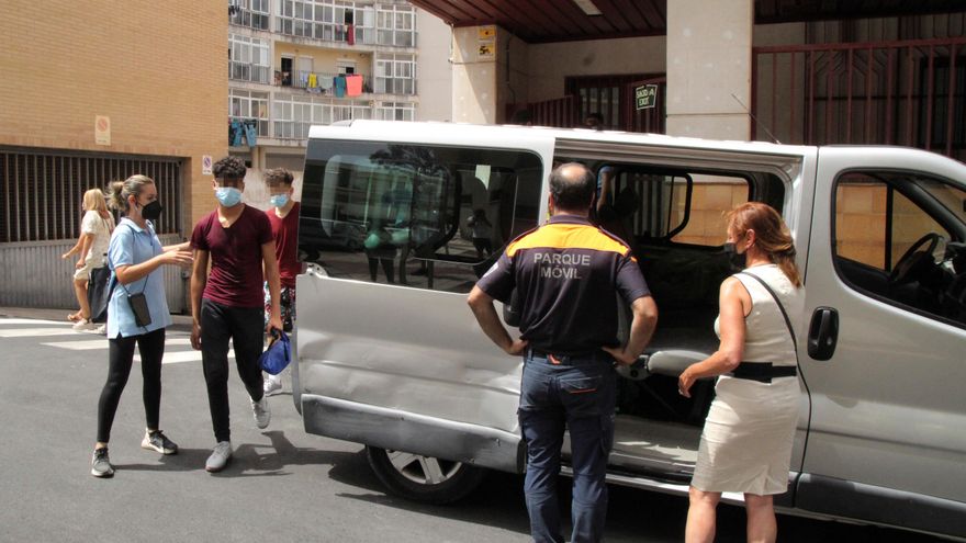 Cinco menores del grupo de los quince que iban a ser repatriados se dirigen a los juzgados de Ceuta para solicitar el "habeas corpus" y evitar su repatriación, este lunes. EFE/Reduan