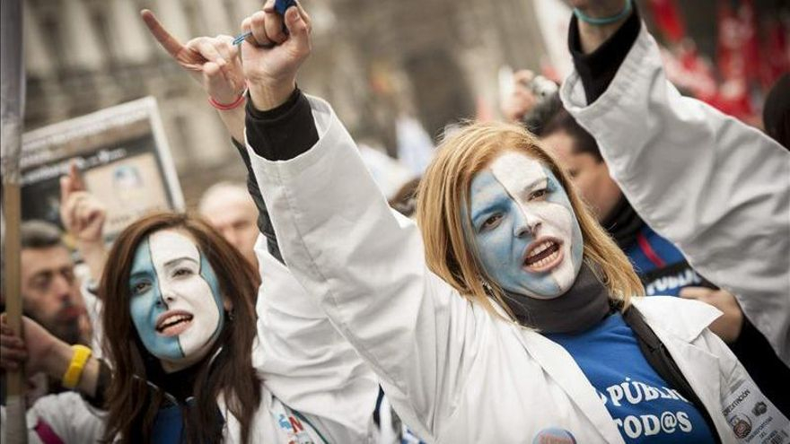 La marea blanca, impotente ante los recortes (EFE)