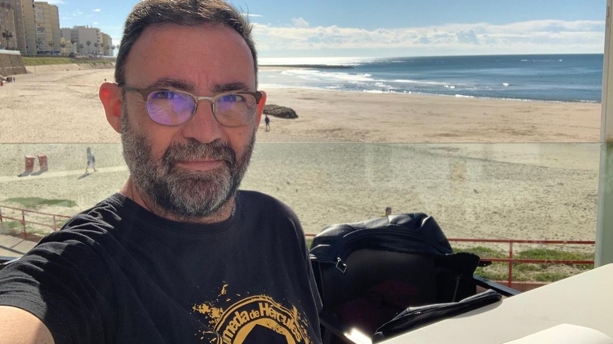 Adiós a Eduardo Cruz Acillona, el andaluz de Miranda de Ebro que abrazó el humor y la literatura breve