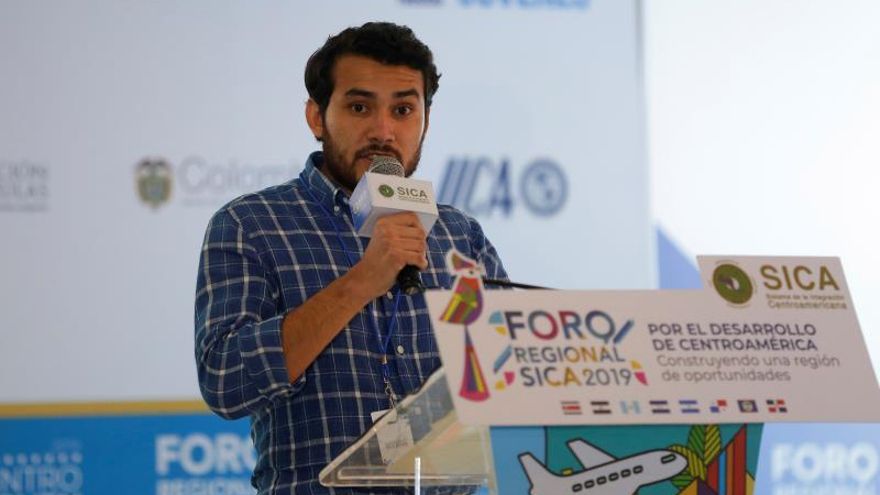 El hondureño Kevin Zelaya habla durante un foro organizado por la Secretaría de la Integración Centroamericana (SICA), en San Salvador. Representantes de jóvenes de Centroamérica pidieron este miércoles ser incluidos en la creación de planes de seguridad regionales y que las autoridades dejen de considerarlos como "generadores de la violencia".