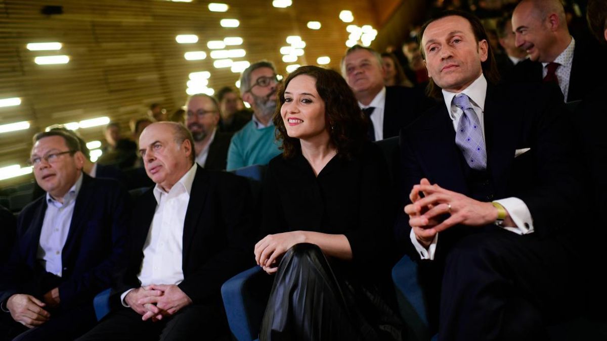 Isabel Díaz Ayuso, along with David Hatchwell (on his right), president of the Hispanic Foundation Jewish