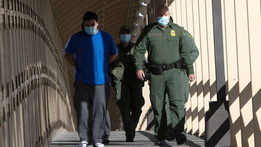 Llegan a Ciudad Juárez primeros migrantes del nuevo "Quédate en México"