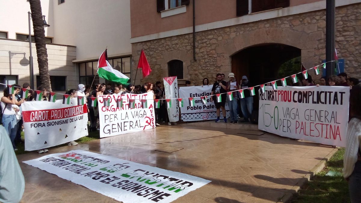 Estudiantes de la UIB se concentran frente al Rectorado en apoyo a Palestina.