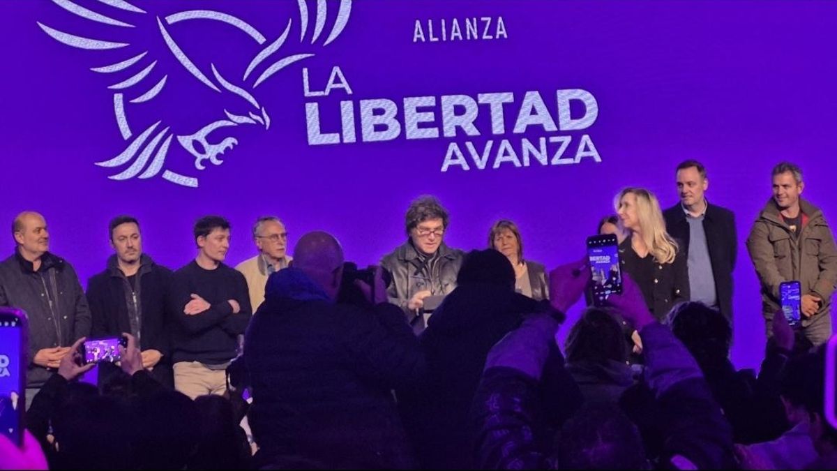 Javier Milei escoltado por todo su gabinete, con la presencia inédita de Santiago Caputo arriba del escenario.