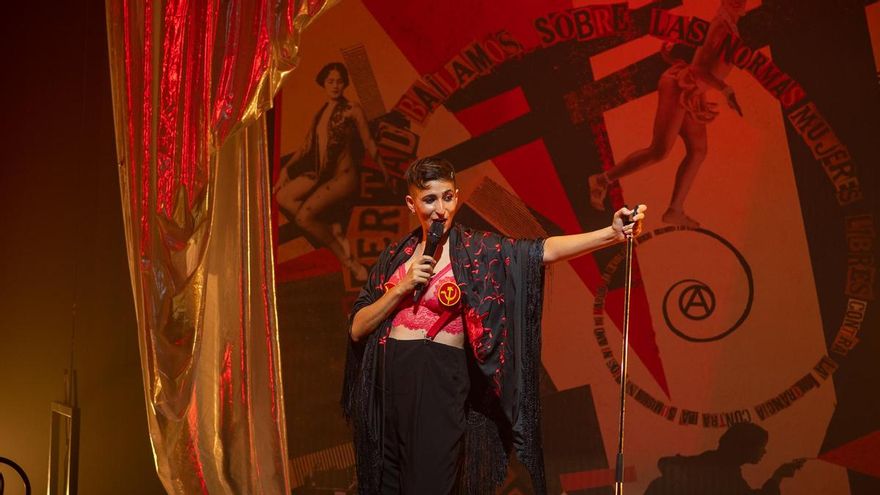 "¡Cómo mola ser tan comunista!": Alba Flores canta en un cabaret el poder "desde abajo" de las mujeres del 36