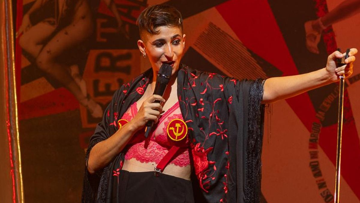 "¡Cómo mola ser tan comunista!": Alba Flores canta en un cabaret el poder "desde abajo" de las mujeres del 36