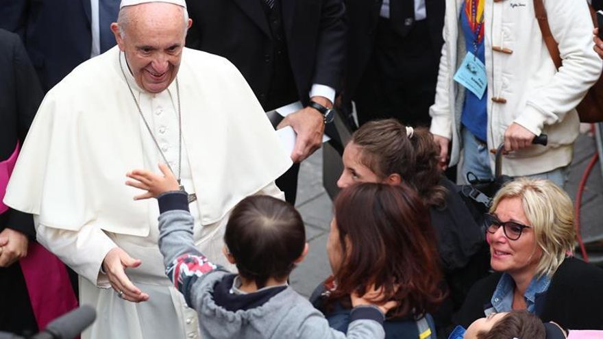 El papa pide que se abran corredores humanitarios para los refugiados