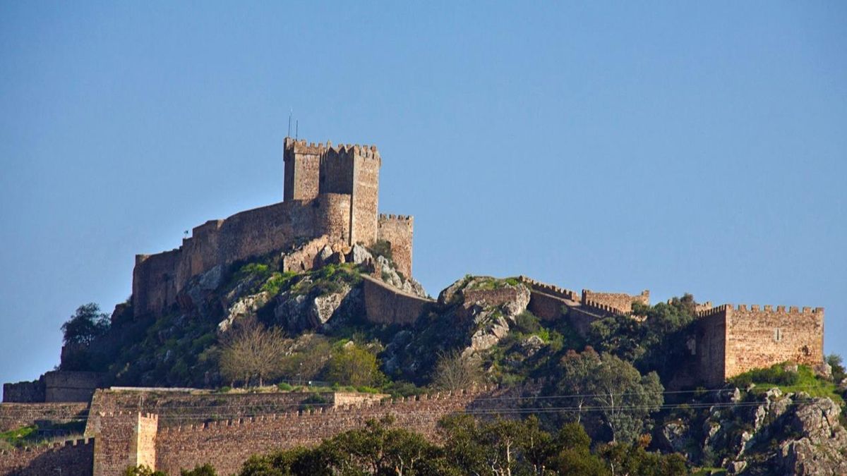 El castillo de Alburquerque, en Badajoz.