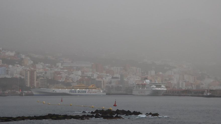 El polvo en suspensión cubre Santa Cruz de La Palma. 