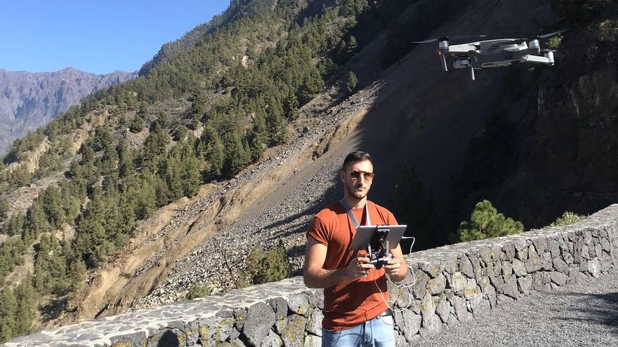 Un técnico con el dron que permitirá una visualización previa  de una zona de difícil acceso para conocer si el entorno tiene interés y si es necesario llevar a cabo un estudio más exhaustivo.