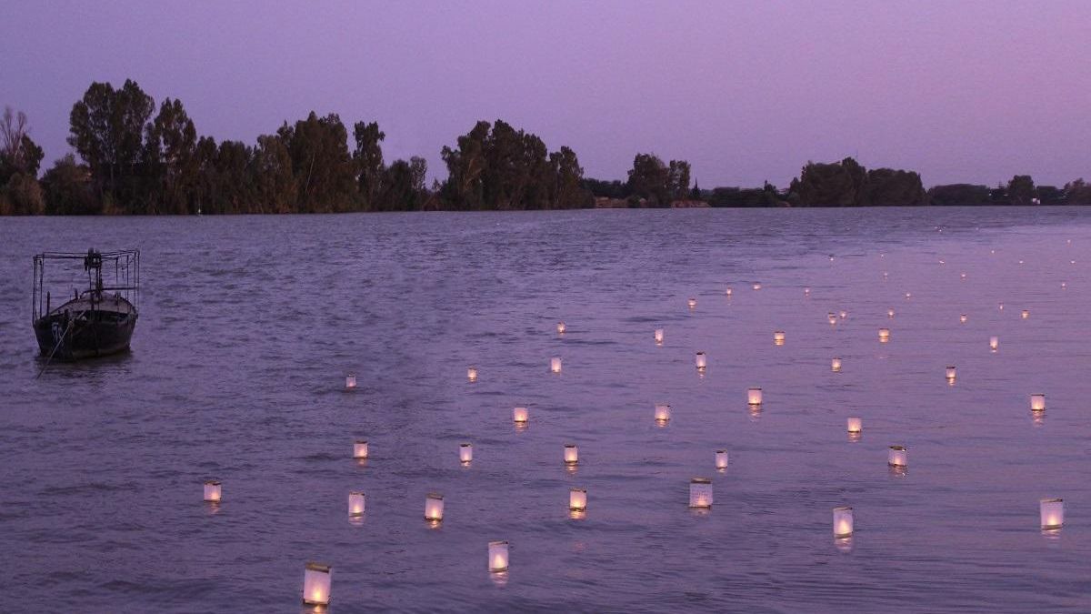 Celebración de la ceremonía japonesa Toro Nagashi en Coria del Río (Sevilla).