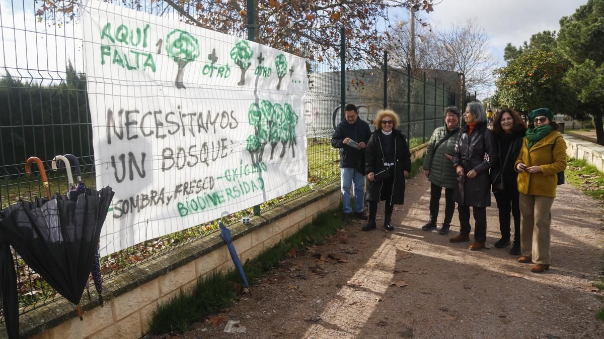 AAVV Axerquía y Regina-Magdalena realizan la actividad 'Aquí falta un árbol' en el Parque de Miraflores