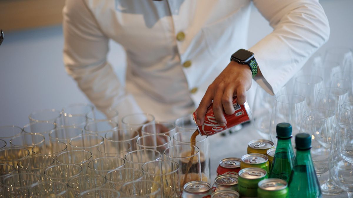 Un camarero, sirviendo bebidas.