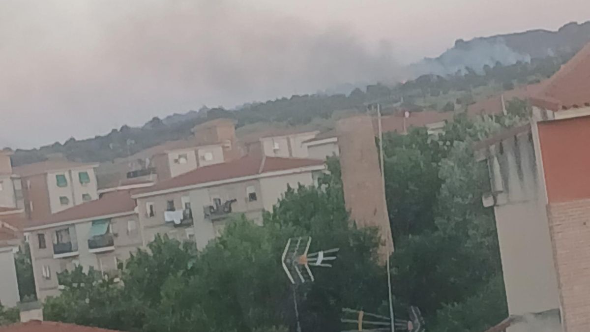 Vista del incendio con origen en la Academia de Infantería de Toledo desde el barrio de Santa Bárbara, pasadas las nueve de la noche del 3 de junio de 2026