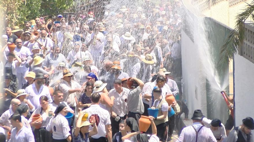 Miles de personas se refrescan en Lomo Magullo durante la Traída del Agua