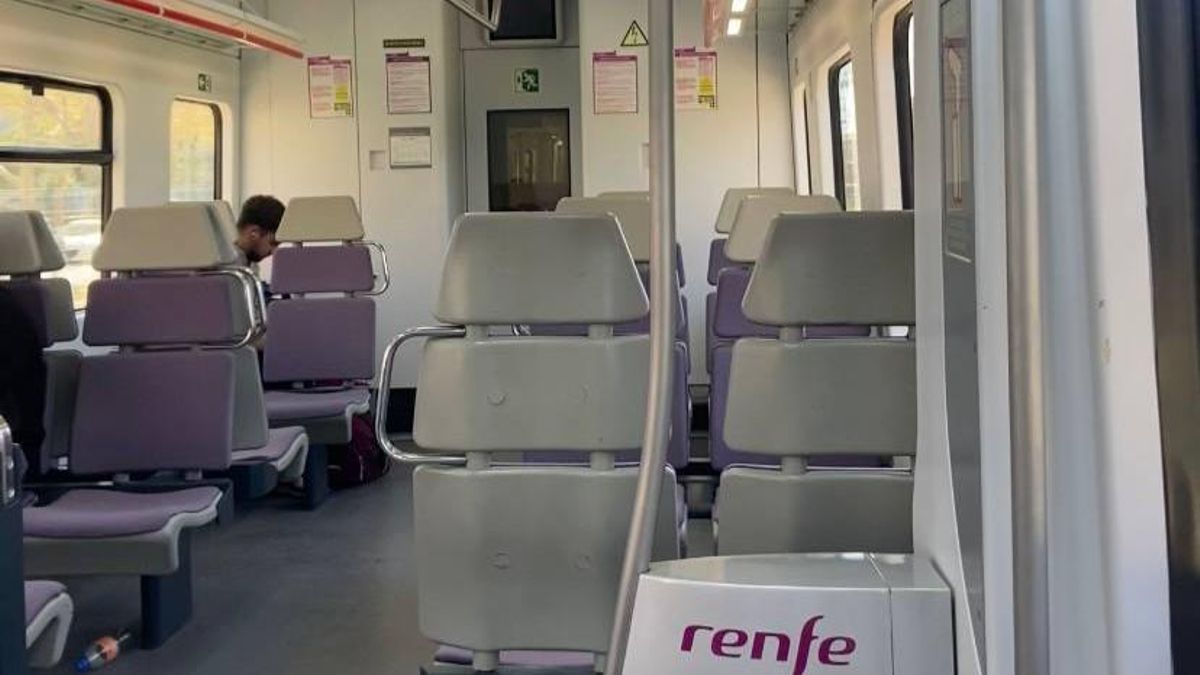 Interior de un tren de Cercanías entre Silla y Albal a las 14 horas, durante la interrupción del servicio por la mascletà.