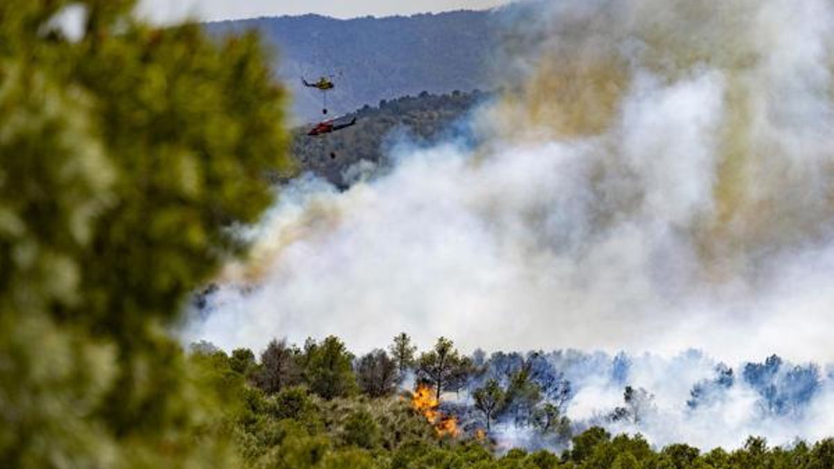 El fuego arrasa 400 hectáreas de masa forestal en Sierra Espuña: "Estamos ante una situación grave, de emergencia"
